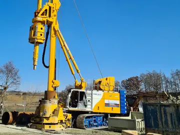 The ValueLine BAUER BG 42 drilling rig on a BT 110 base carrier is optimized for Kelly drilling. 