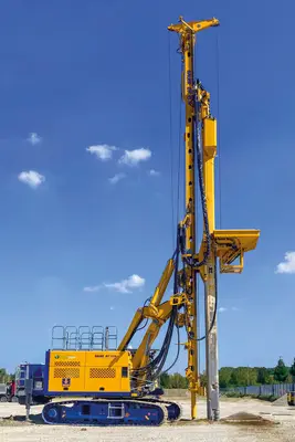 Construction of vibro displacement columns for soil improvement with a BF 15 system including TR 17 K depth vibrator from Bauer Maschinen in Hagenbach, Germany.